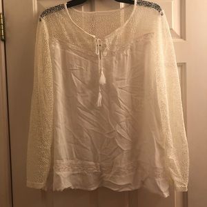 Beautiful and lacy white top, perfect for spring!!